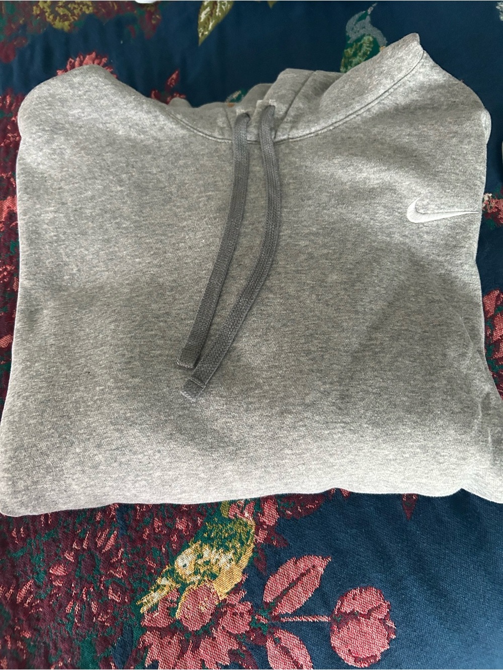 Nike Men’s Gray Crewneck Sweatshirt with Swoosh